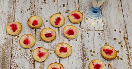 Mini-cheesecakes cuits à la vanille et aux framboises: