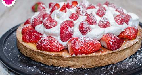 Tarte amandine aux fraises, aux framboises et à la chantilly maison