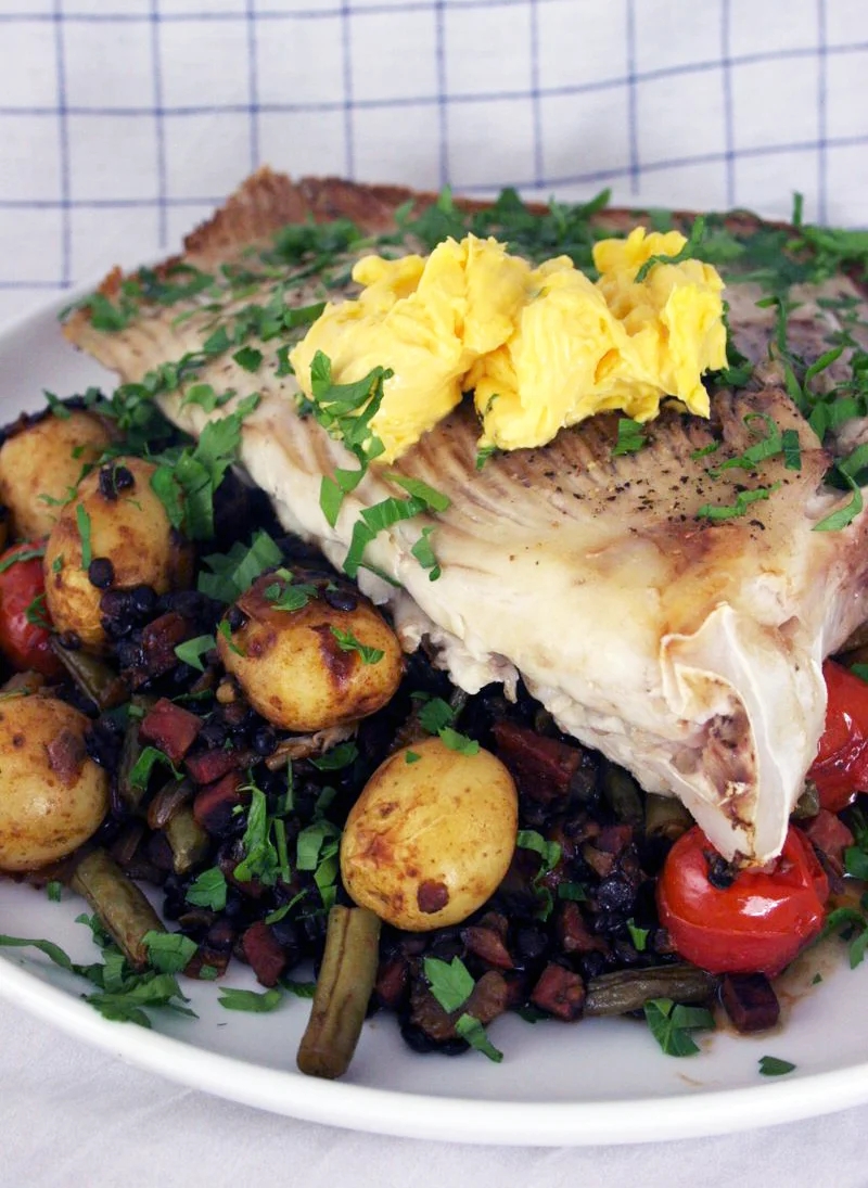 Aile de raie rôtie sur lentilles beluga avec chorizo, haricots verts et pommes de terre