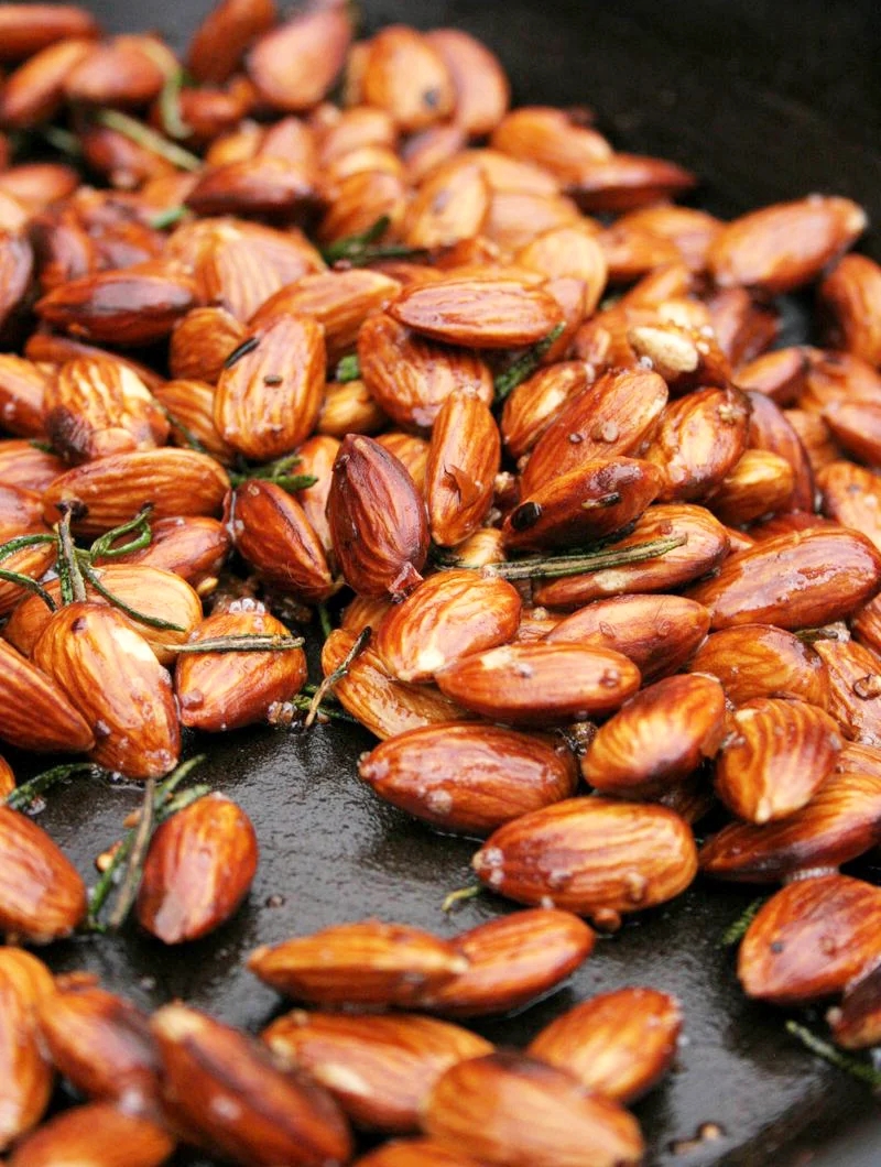 Amandes à l’ail, au romarin et au piment