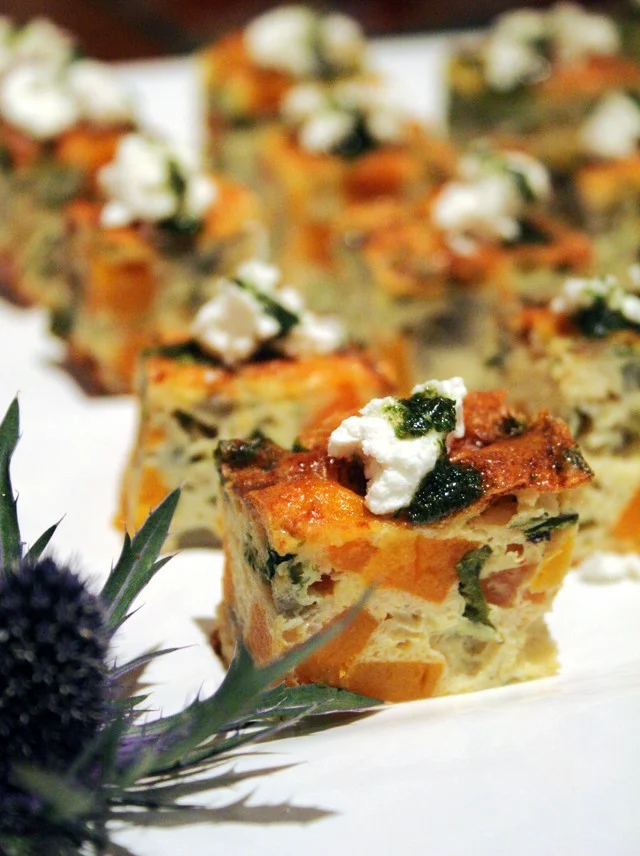 Bouchées de frittata de patate douce et roquette avec feta et pesto de menthe