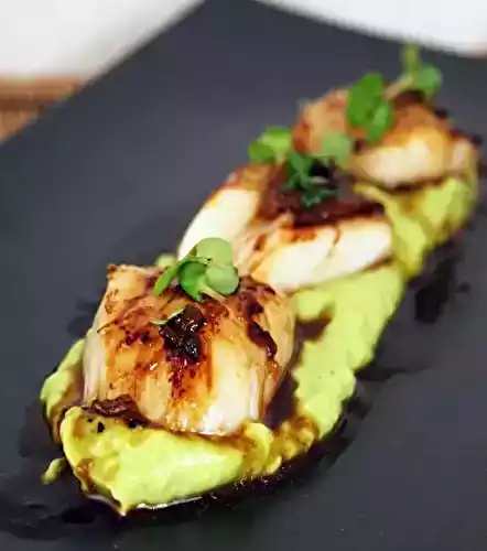 Coquilles Saint-Jacques saisies avec vinaigrette au citron vert et miso sur purée d’avocat