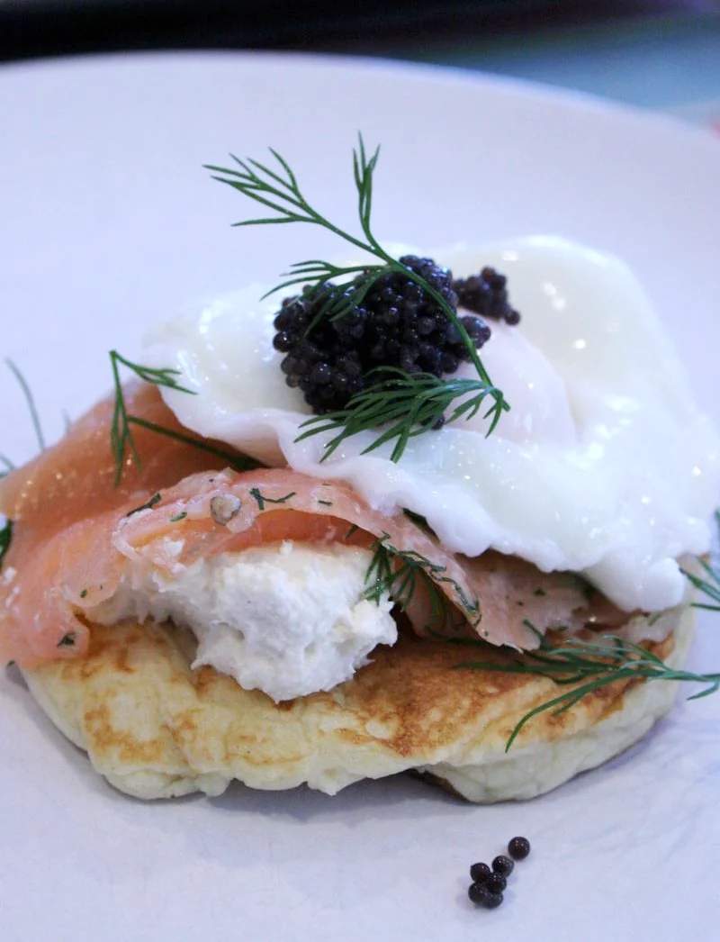 Crêpes de pommes de terre au saumon, caviar et œuf poché