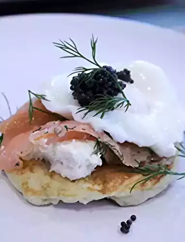 Crêpes de pommes de terre au saumon, caviar et œuf poché