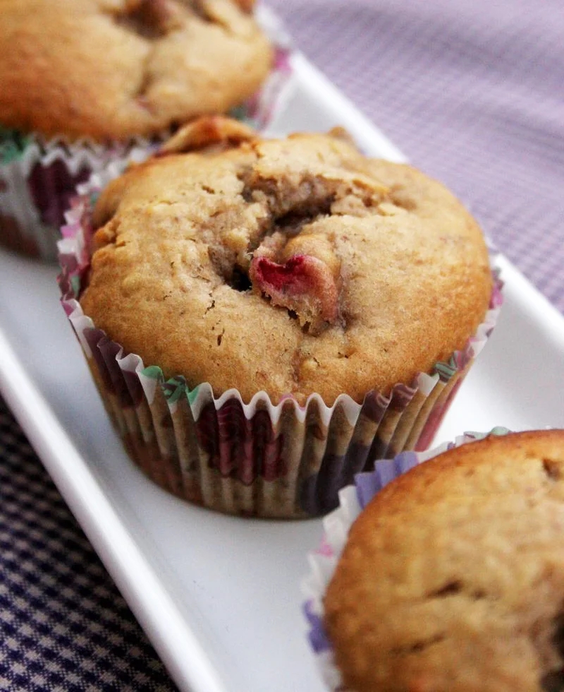 Muffins à la rhubarbe et aux noix