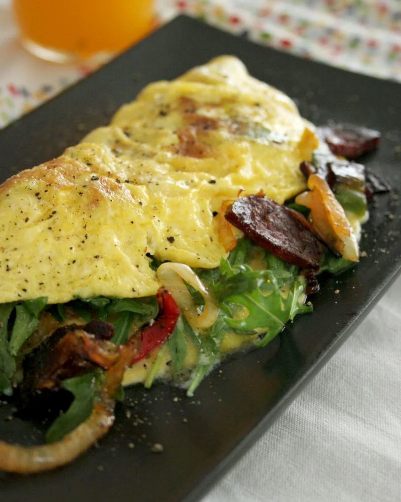 Omelette au chorizo, manchego et roquette