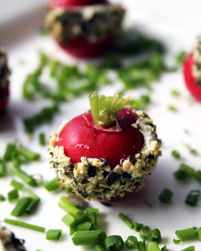 Radis au fromage frais aux herbes et aux graines de citrouille