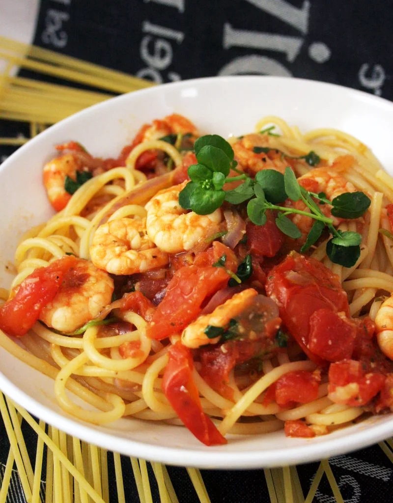 Spaghetti à la tomate, crevettes et cresson