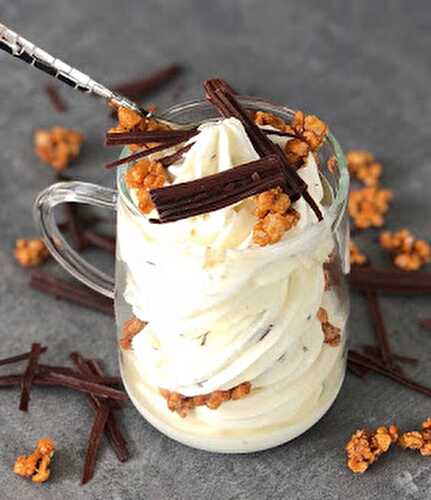 Glace au yaourt, copeaux de chocolat et pépites de noisettes caramélisées