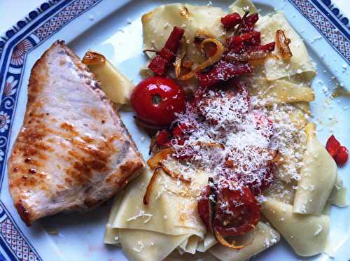 Espadon grillé et pâtes fraiches aux tomates cerise