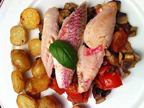 Filets de rougets sur champignons,olives noires et tomates