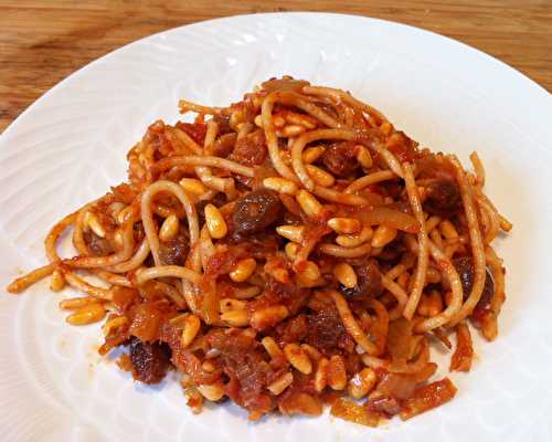 Pâtes aux anchois et aux tomates