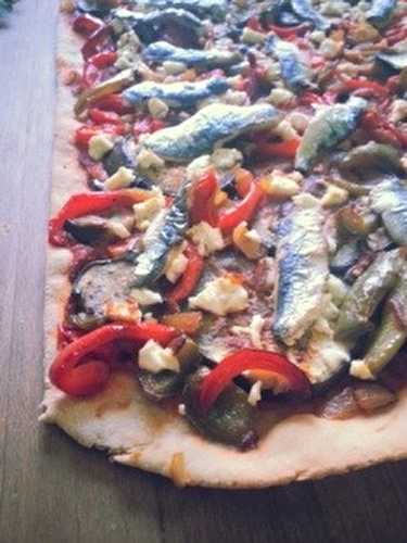 Pizza aux sardines et fêta