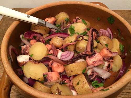 Salade de poulpe, pommes de terre et oignon rouge