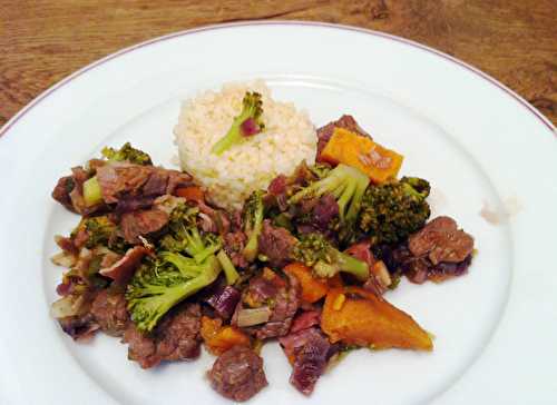 Sauté de boeuf au oignon, pomme de terre douce et brocoli