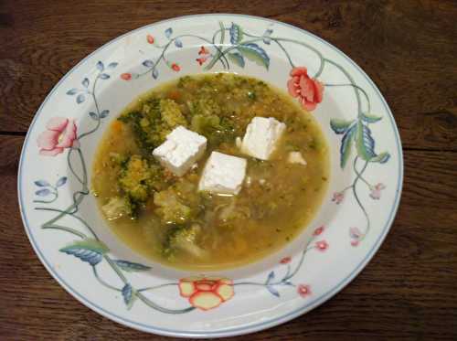 Soupe de lentilles corail, brocoli et feta