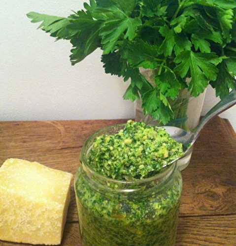 Spaghettis au pesto au persil et aux câpres