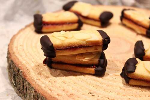 Bâtonnets aux amandes fourrés à la confiture de framboise