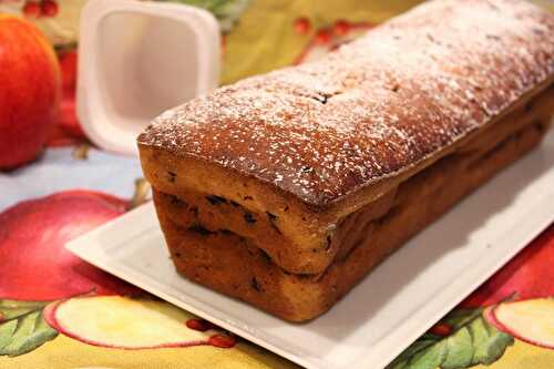 Cake au yaourt, pomme râpée et pépites de chocolat (sans beurre, ni huile)