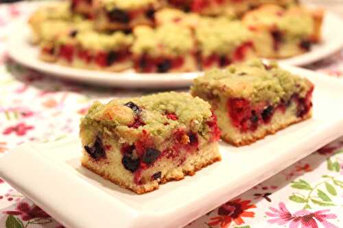 Crumb cake cassis-framboise et thé matcha