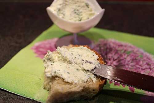 Fromage frais à la ciboulette maison (expliqué pas à pas)