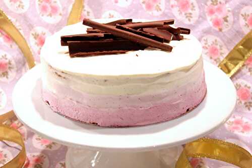 Gâteau rose à la vanille et aux fruits rouges – Eva Cuisine