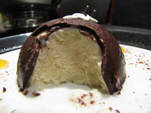Glace à la vanille (dans un dôme au chocolat) – Eva Cuisine