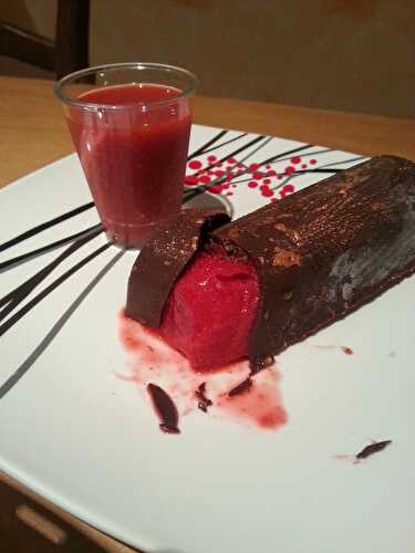 Lingots d’or au chocolat et sorbet à la framboise