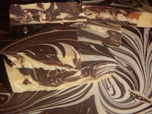 Marbré chocolat blanc-cacahuètes et chocolat noir
