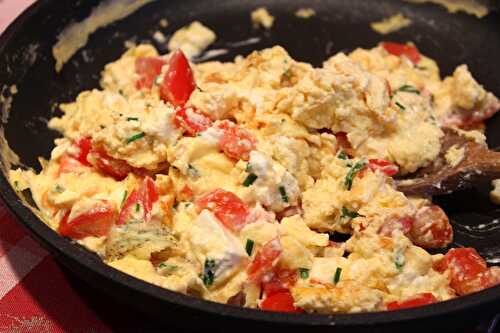 Omelette à la féta, tomates et ciboulette