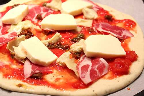 Pizza à la coppa, coeur d’artichaut et tomates séchées et pâte à l’origan