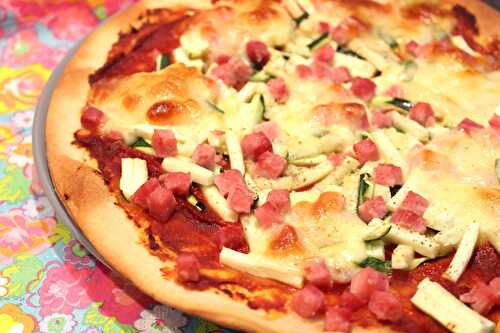 Pizza à la courgette, tomates séchées et jambon