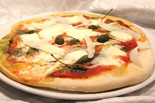 Pizza aux fromages et pesto