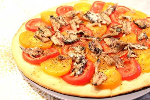 Pizza aux tomates et sardines