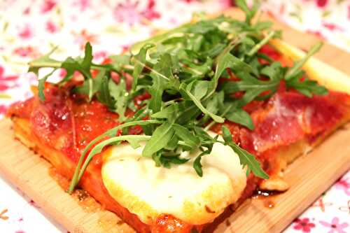 Pizza maison à la coppa, roquette et mozzarella