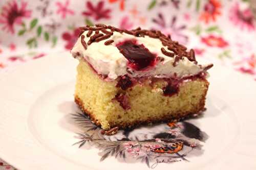 Poke cake fruits rouges