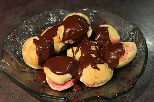 Profiteroles à la glace à la framboise et coulis de chocolat