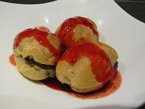 Profiteroles à la mousse au chocolat et coulis de framboises