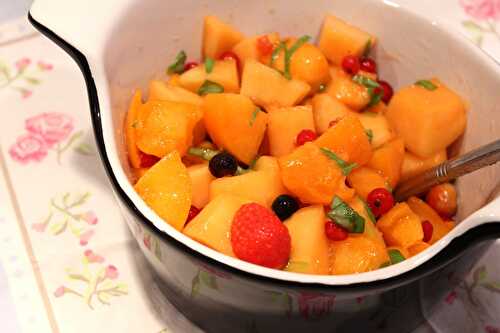 Salade au melon, fruits rouges et basilic