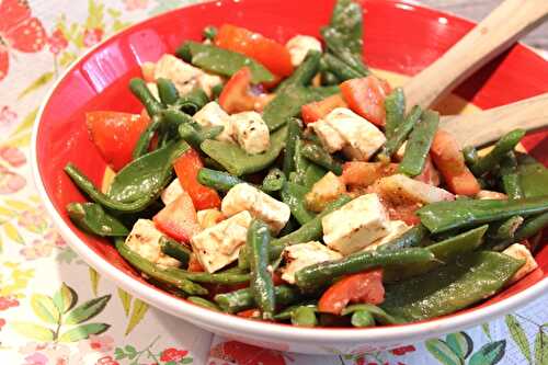 Salade aux haricots verts, haricots plats, tomates et fêta