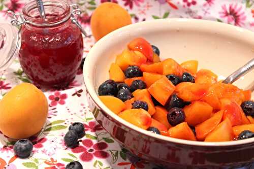 Salade d’abricots, myrtilles et coulis de groseilles