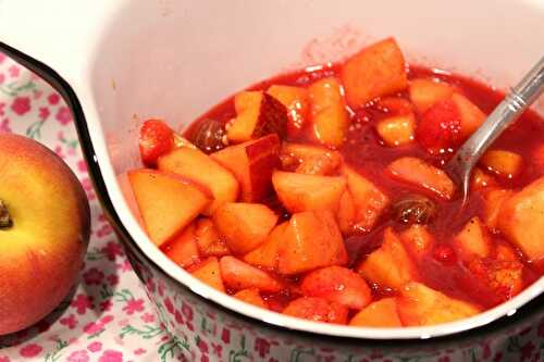 Salade de pêches au coulis de fruits rouges du jardin