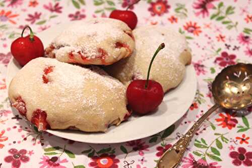 Scones au lait de coco, fraises et cerises