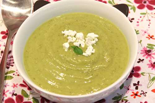 Soupe froide à la courgette, pois chiche et chèvre frais