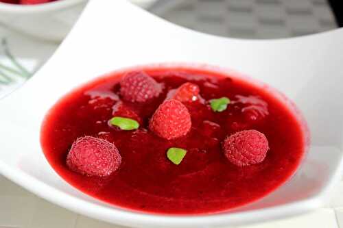 Soupe glacée aux fruits d’été (prunes, pêches, framboises et vanille)