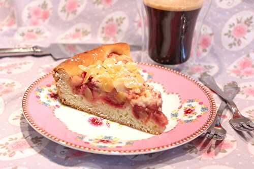 Tarte briochée aux pêches de vigne, crumble et amandes