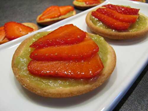 Tartelettes aux fraises sur lit de rhubarbe vanillée