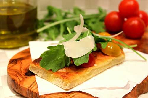 Tartine grillée à l’huile d’olive, tomates, roquette et parmesan