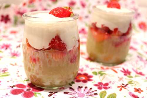 Verrine légère à la fraise, rhubarbe, yaourt grec et sirop d’agave