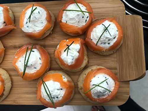 Blinis au saumon fumé et mousse au fromage de chèvre